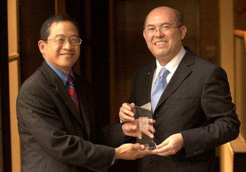 Award Co-Chair Ray Chang presents the Award to 2011 Winner Marco Orellana